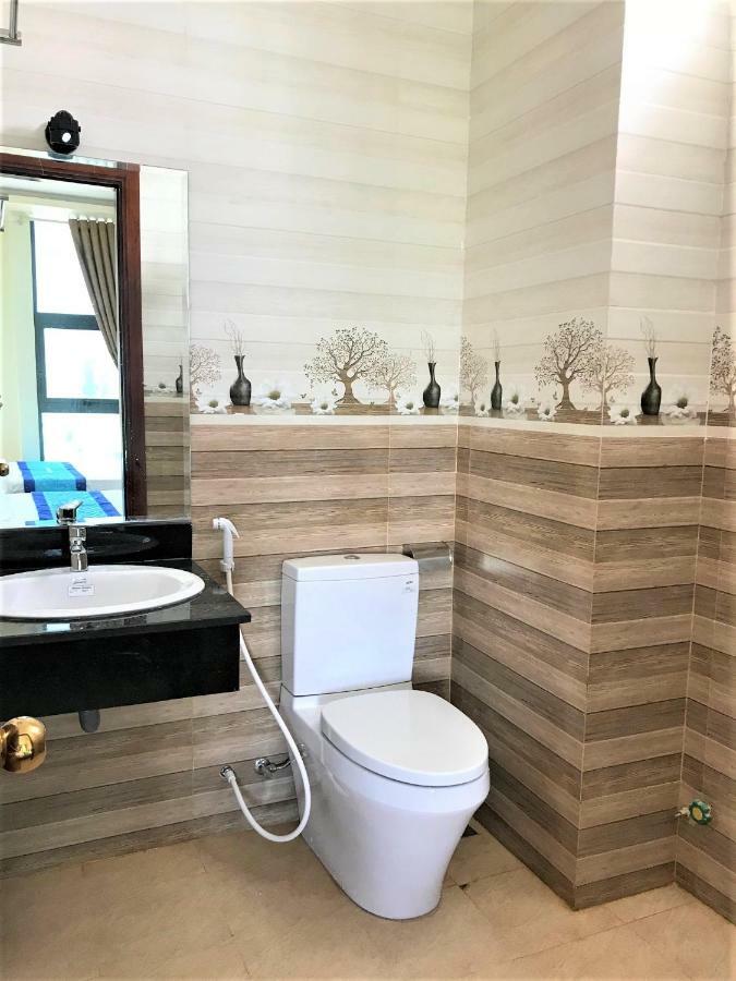 Nhat Tan Hotel Куинён Экстерьер фото