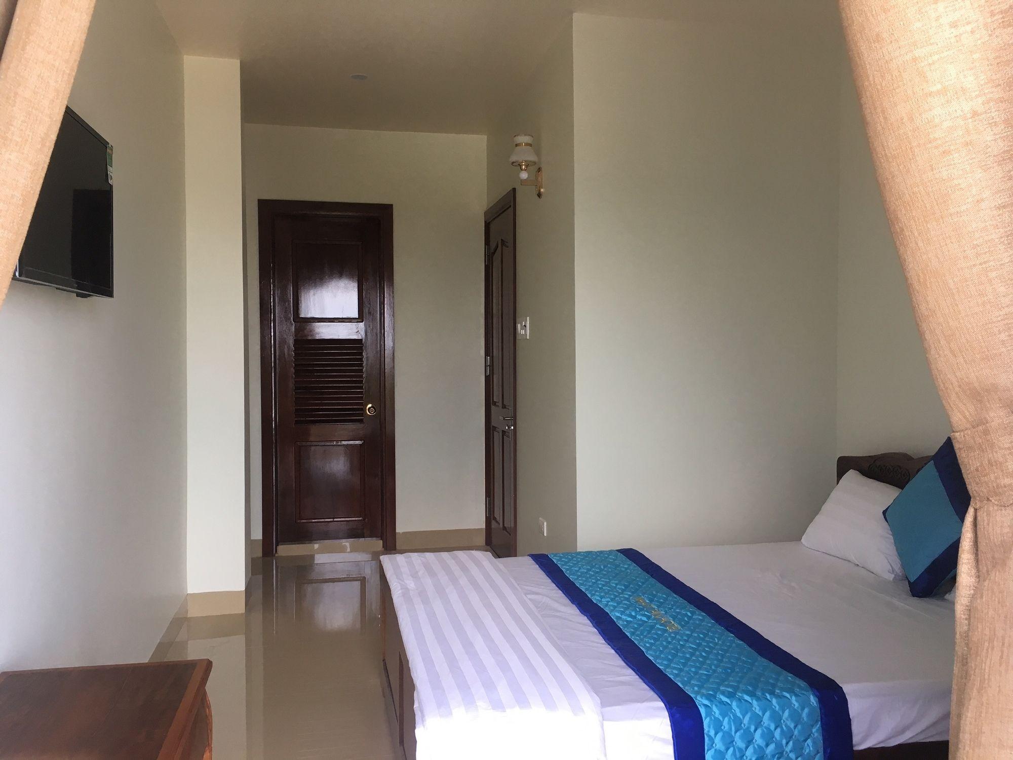 Nhat Tan Hotel Куинён Экстерьер фото