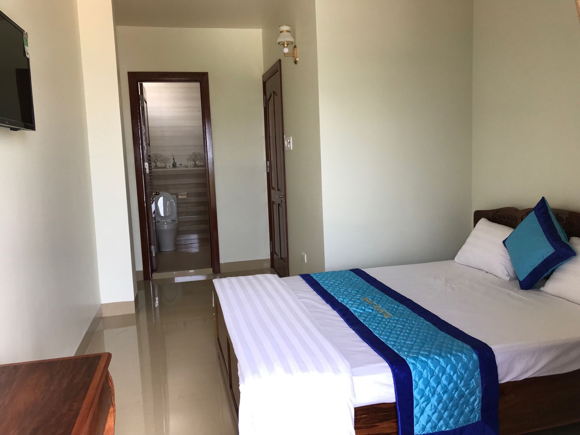 Nhat Tan Hotel Куинён Экстерьер фото