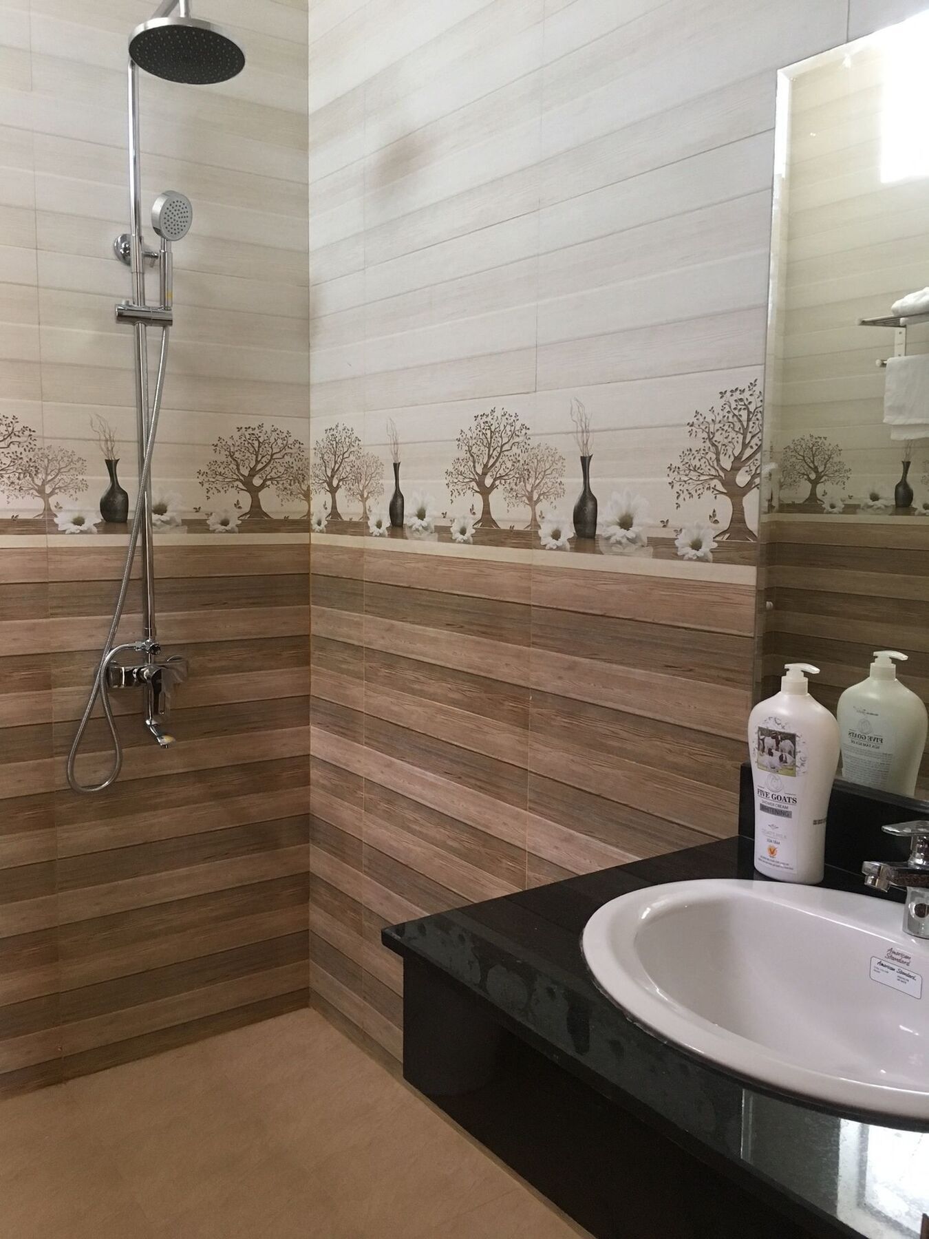 Nhat Tan Hotel Куинён Экстерьер фото